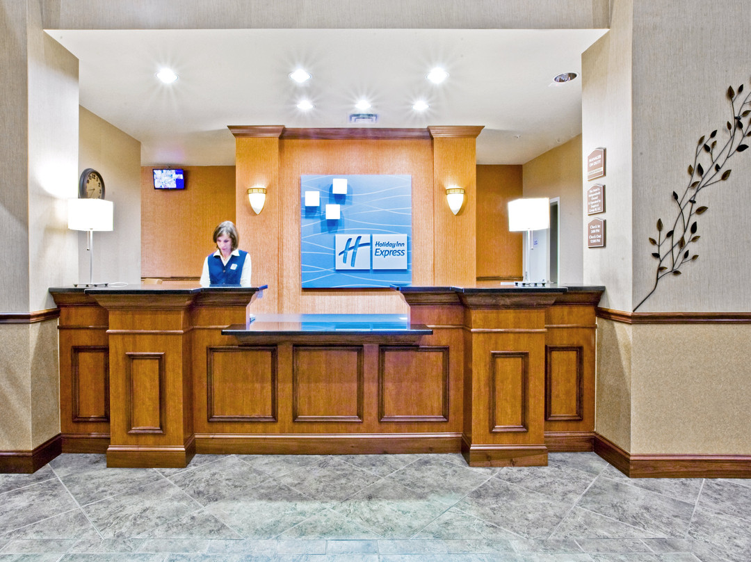 普莱西德湖快捷假日套房酒店主图