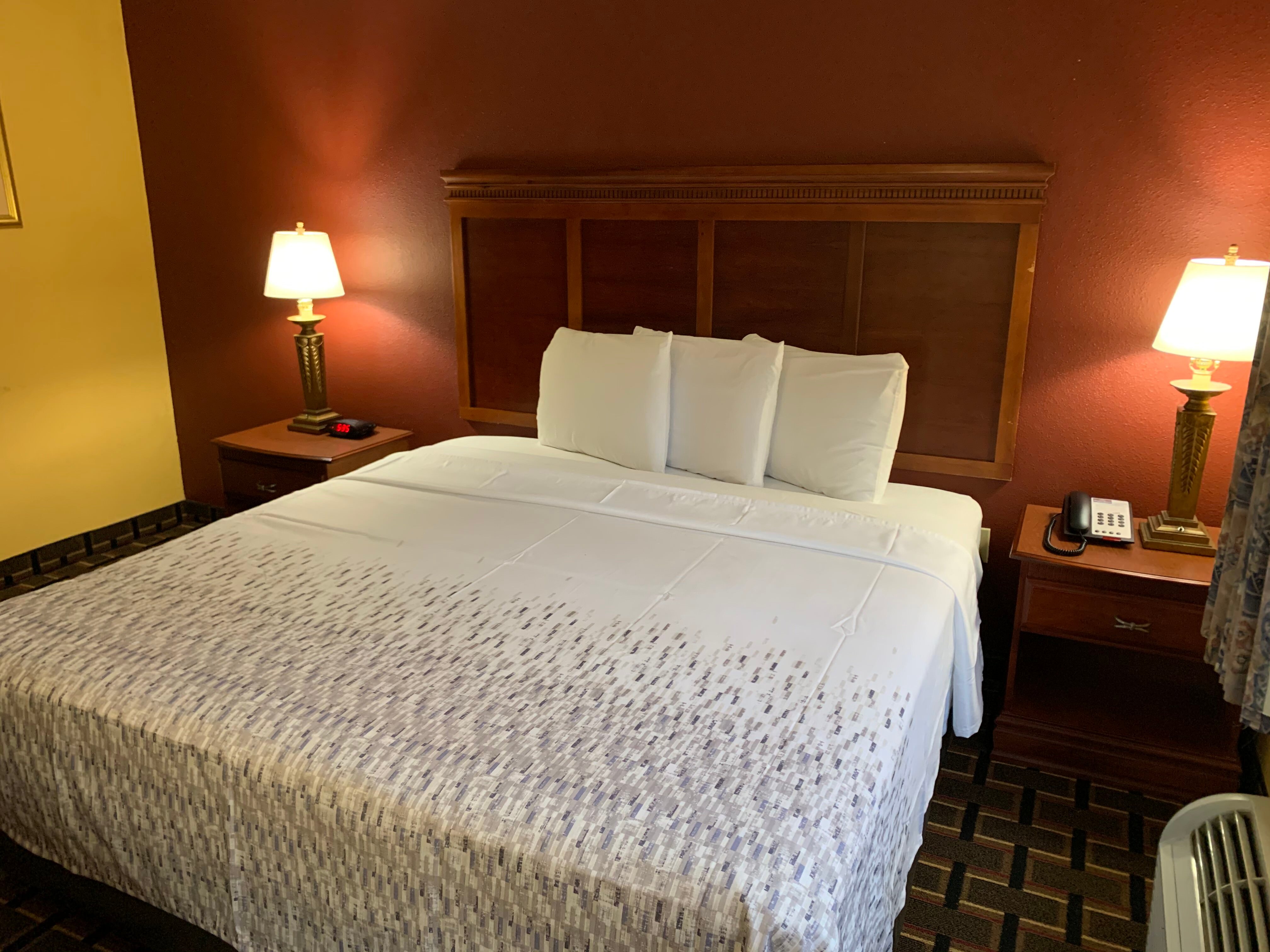 HomeTown Inn & Suites-官方