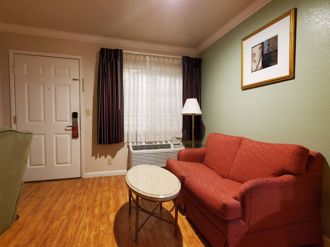 Upper Lake Inn and Suites主图