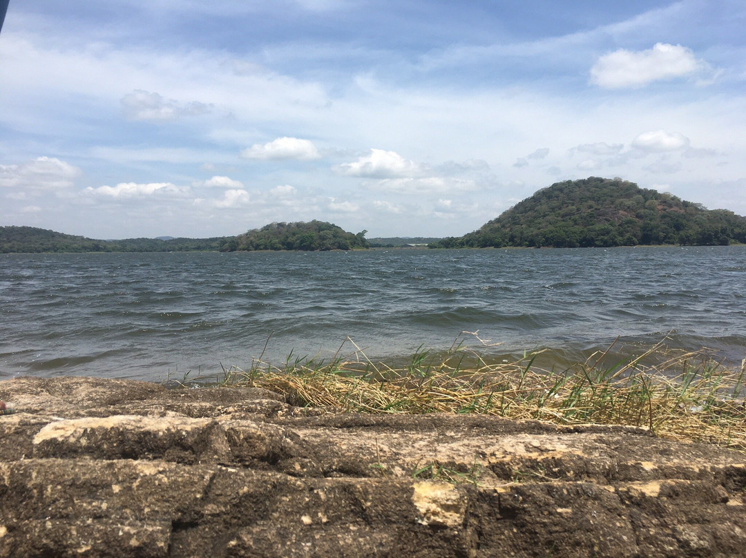 Giritale Lake景点图片