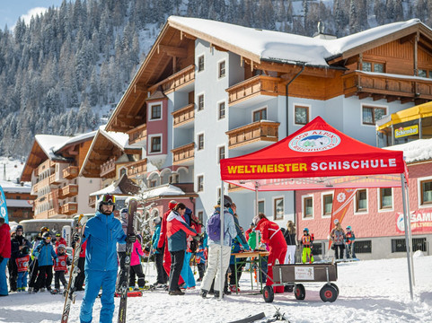 扎奥岑湖中央酒店主图