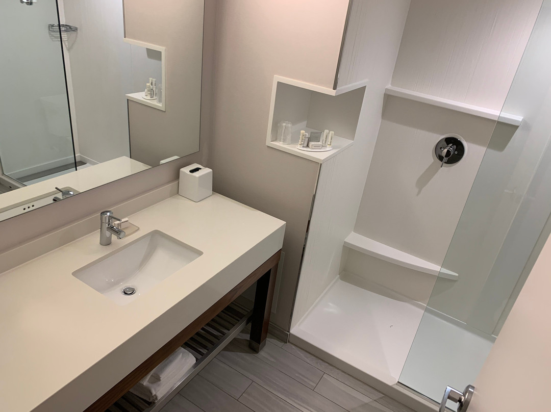 温尼伯机场万怡酒店主图