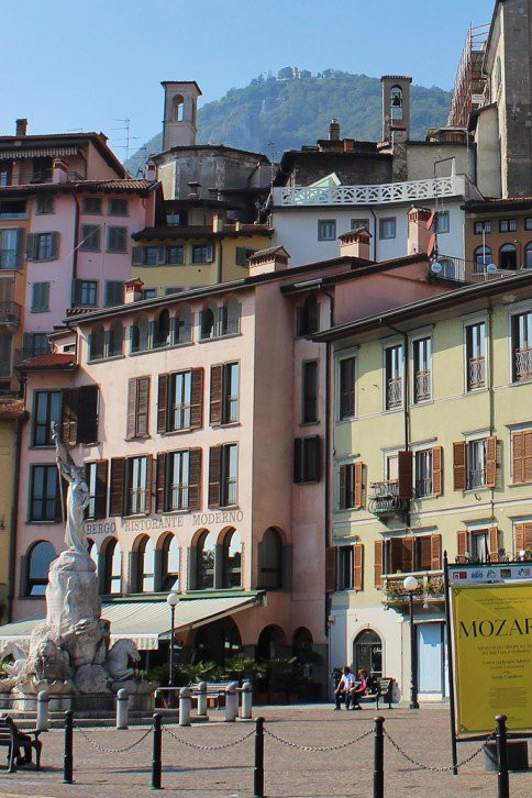 Case Piazza XIII Martiri景点图片