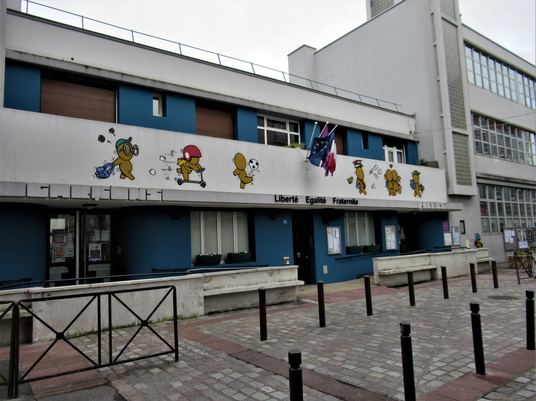 Fresque "Ivres livres"-阿尔福维尔必去景点