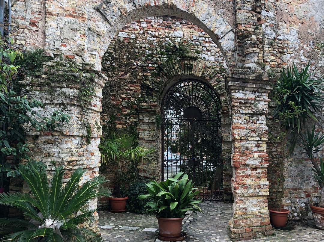 Palazzo Popaite Torriani Policreti-波代诺内必去景点