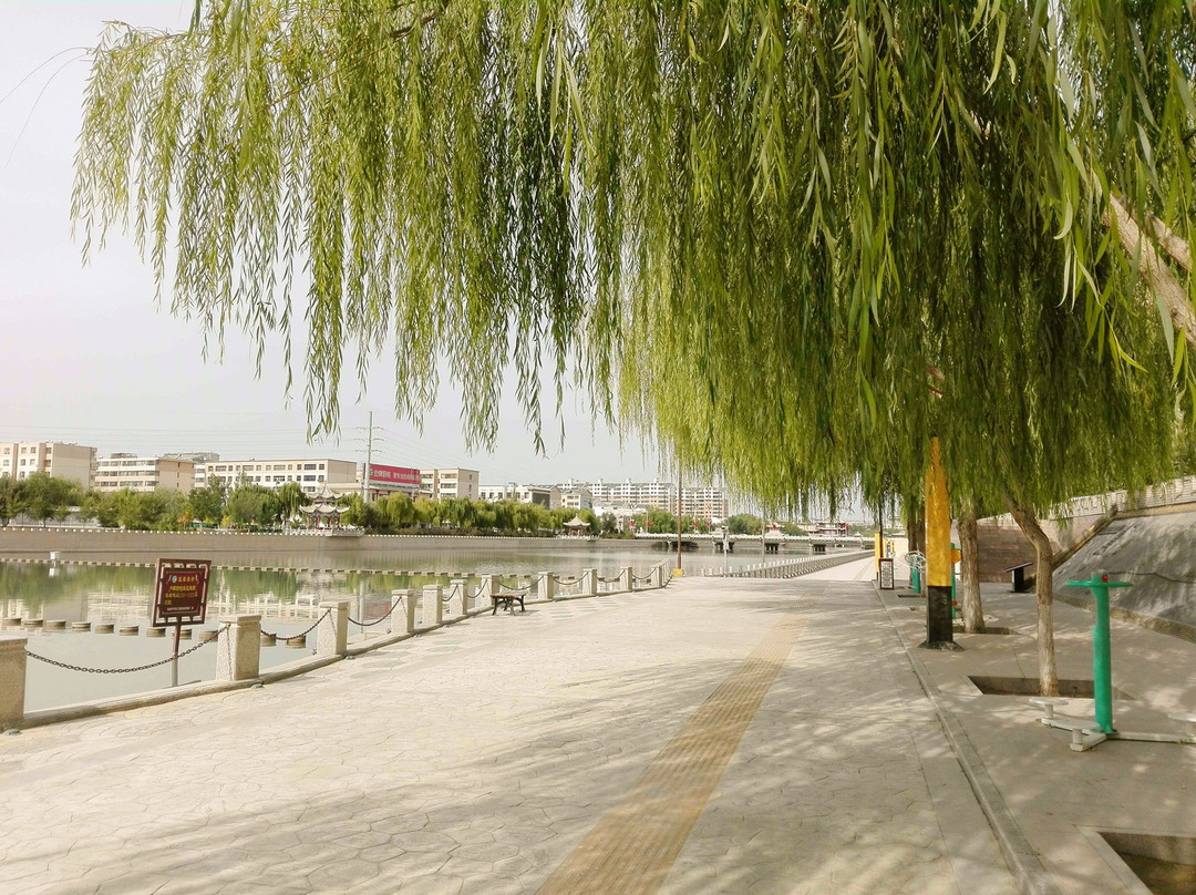 嘉年华精品酒店主图