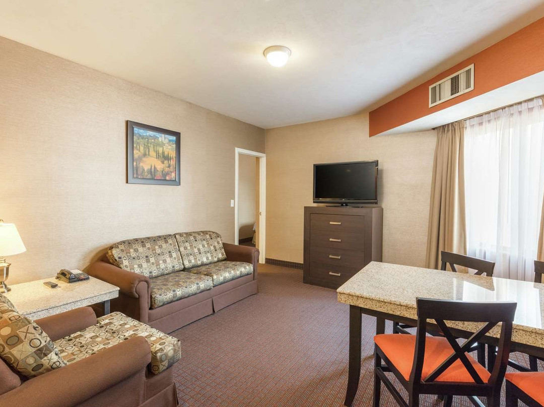 希尔顿酒店萨尔蒂约枫林套房主图