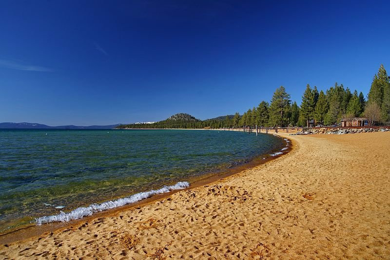 Lakeside Beach景点图片