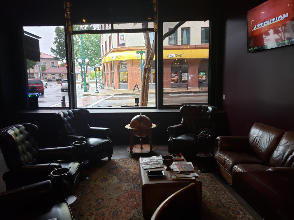 The Humidor Cigar Lounge-温泉城必去景点