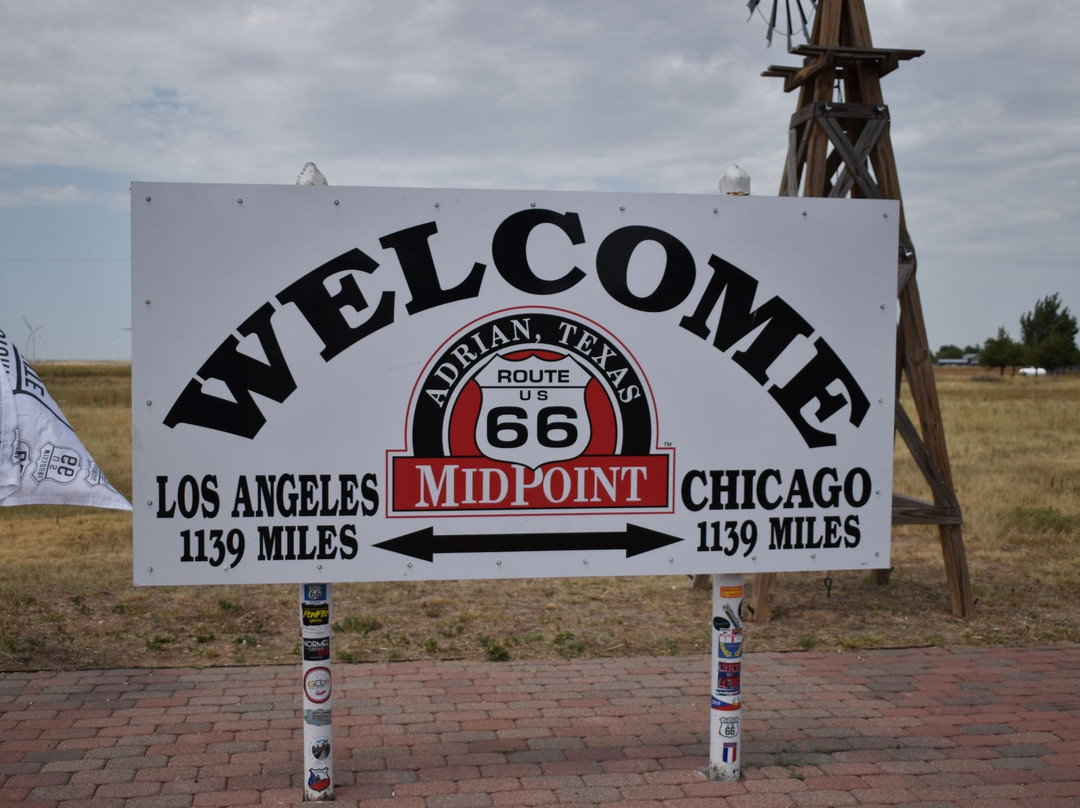 Midpoint of Route 66景点图片
