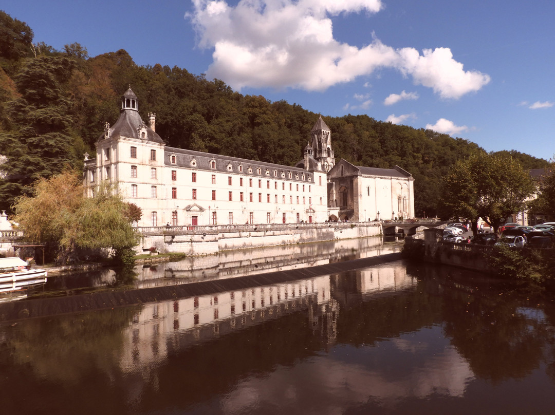 Abbatiale Saint-Pierre-Brantome en Perigord City必去景点