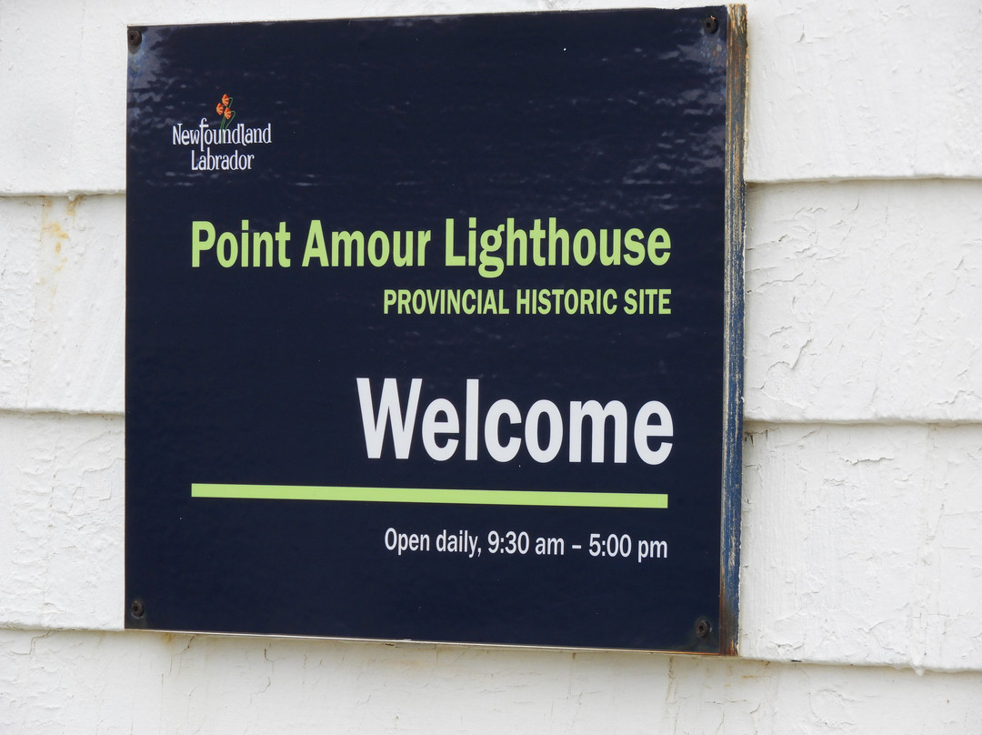 Point Amour Lighthouse景点图片