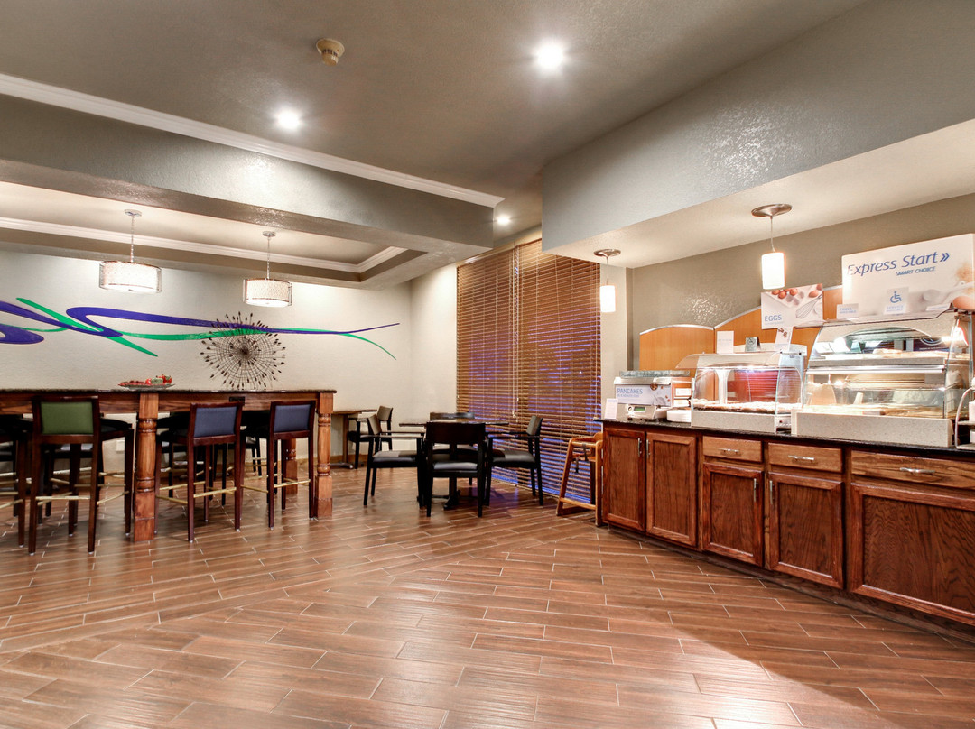 Holiday Inn Express Marshfield (springfield Area) By IHG主图