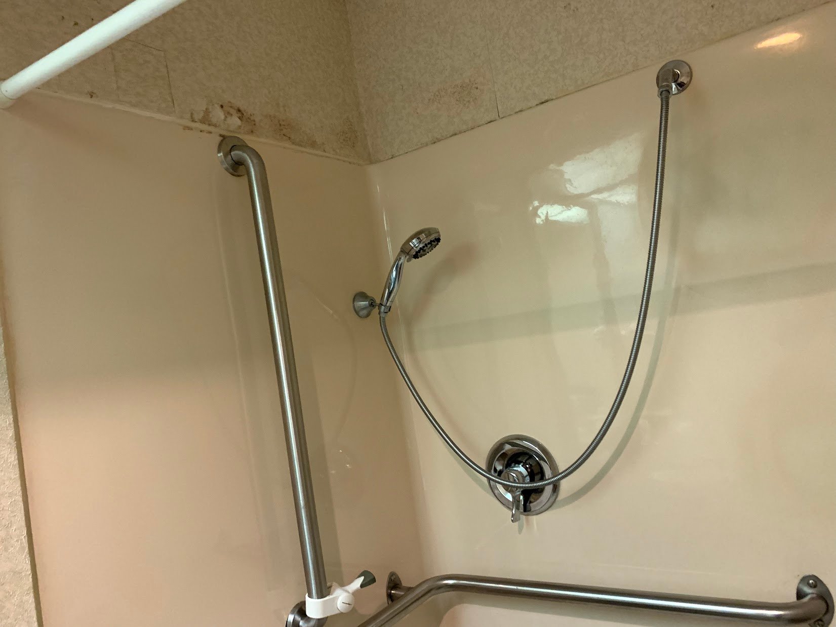 Quality Inn & Suites-浴室