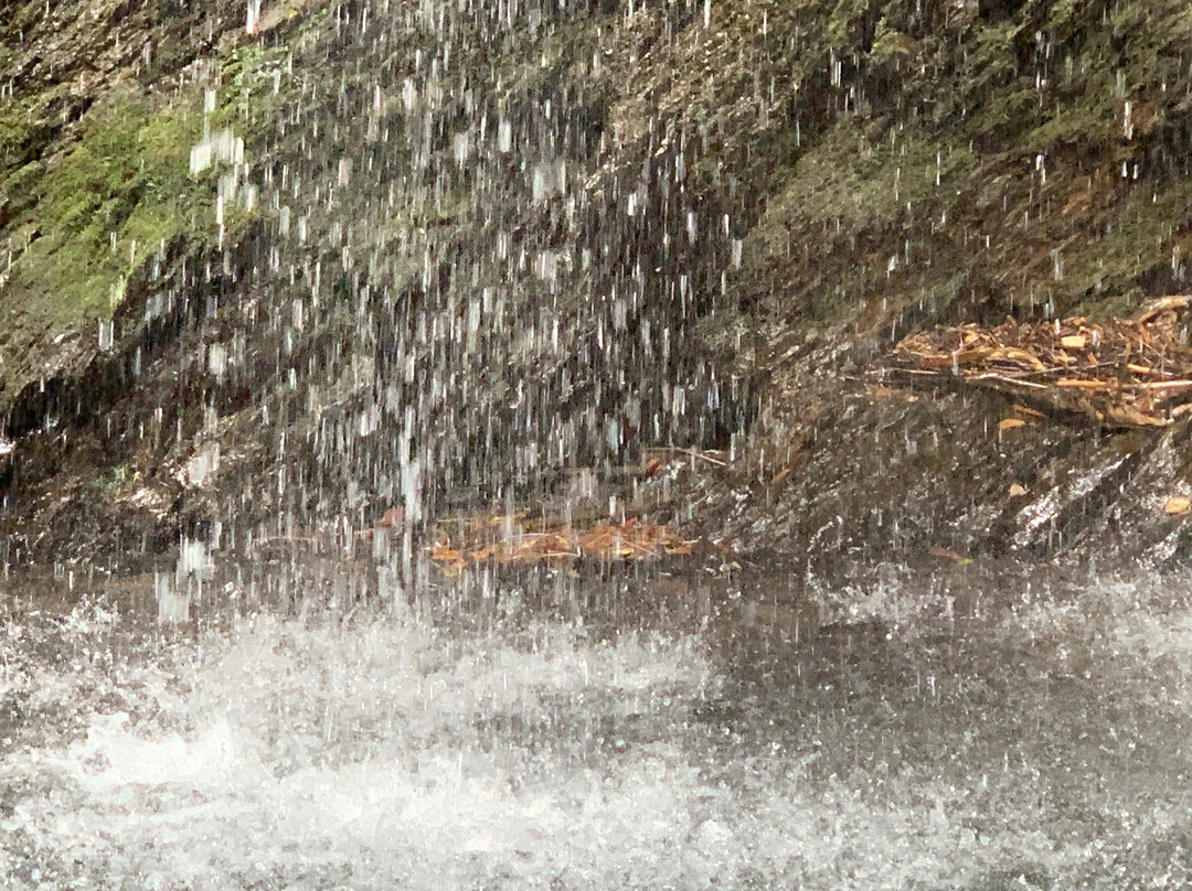 Sembiro Waterfall景点图片