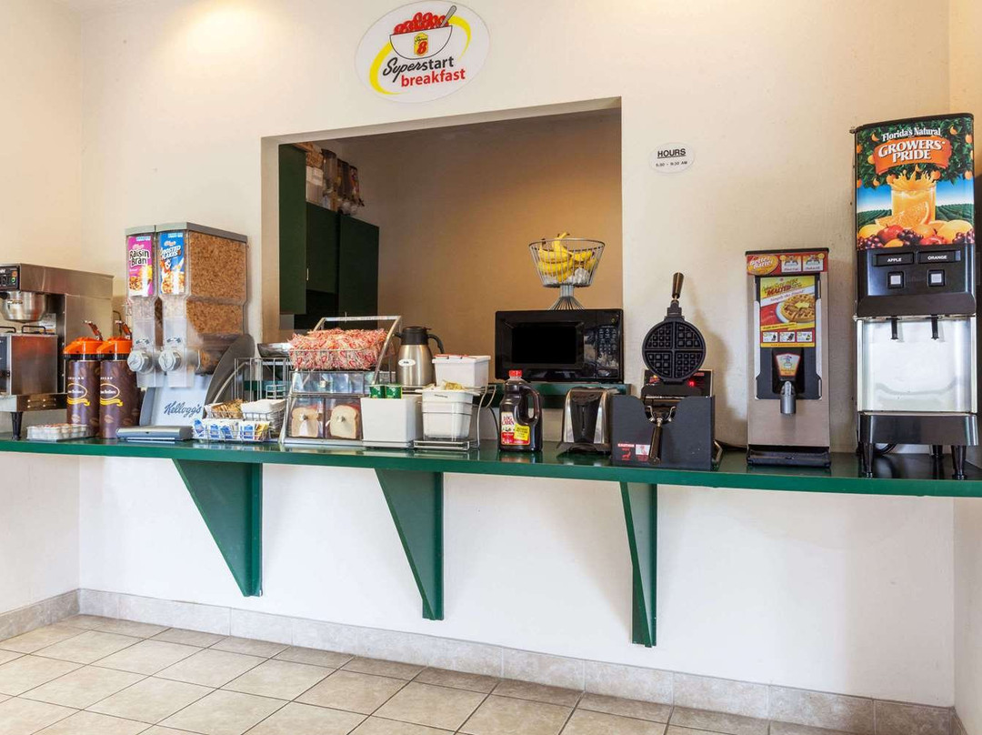 Super 8 by Wyndham la Grange KY主图