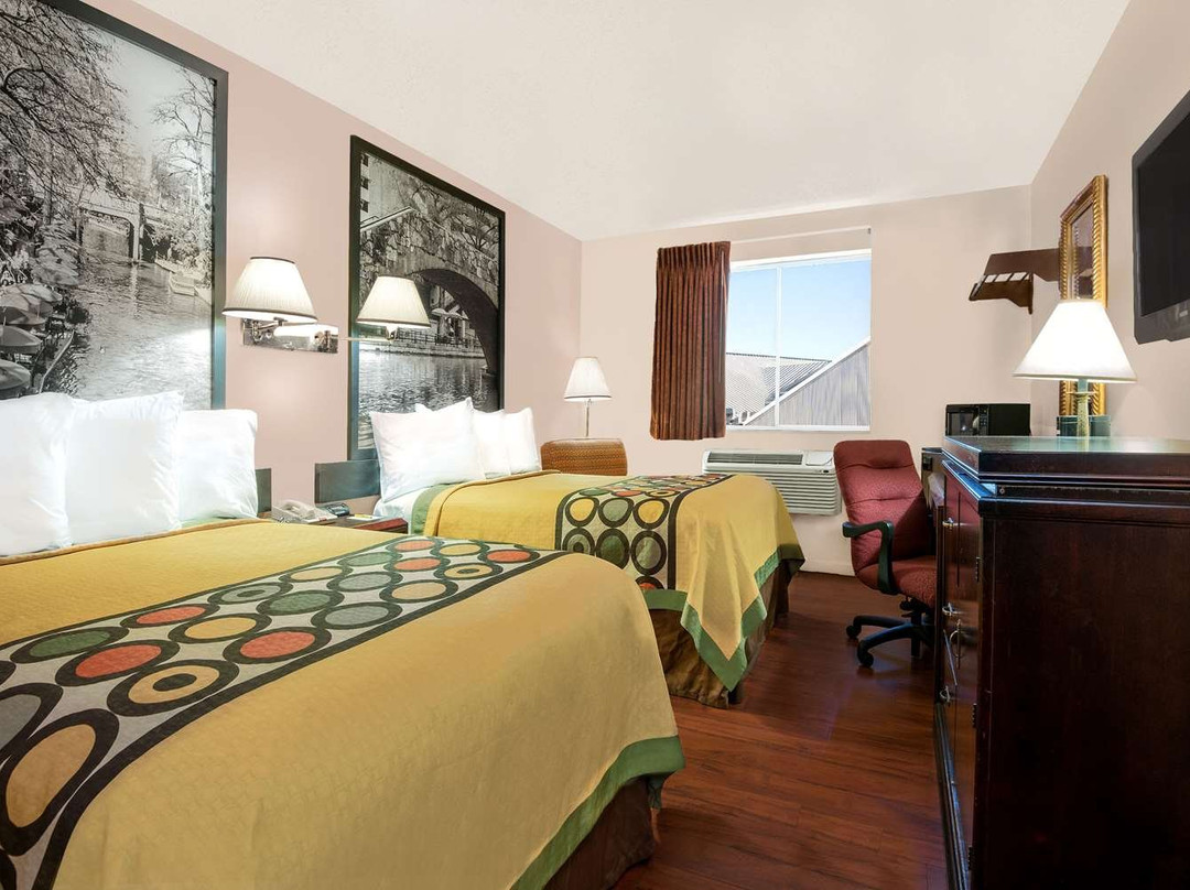 Super 8 by Wyndham San Antonio/I-35 North主图