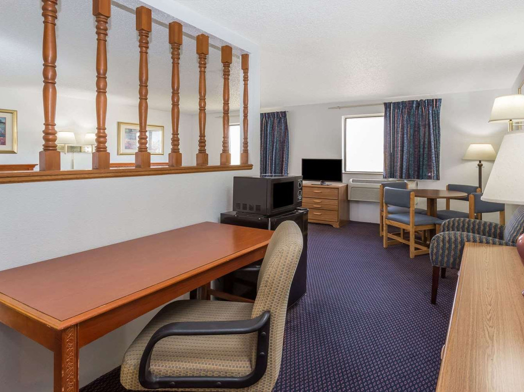 Super 8 by Wyndham Pontiac主图