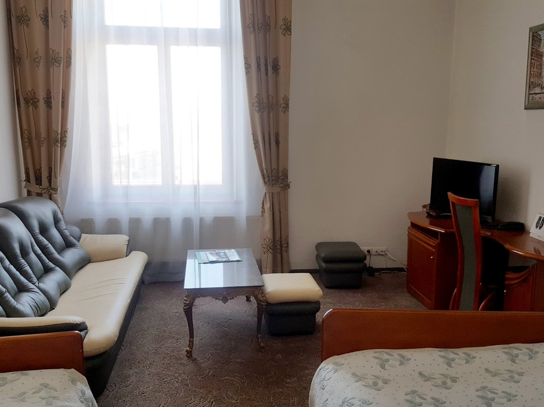Bristol Hotel主图