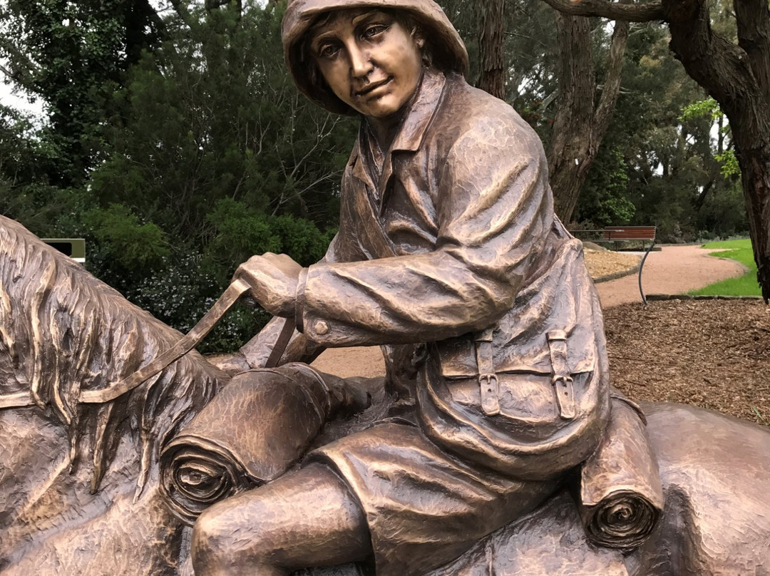 Lennie Gwyther Statue-Leongatha必去景点