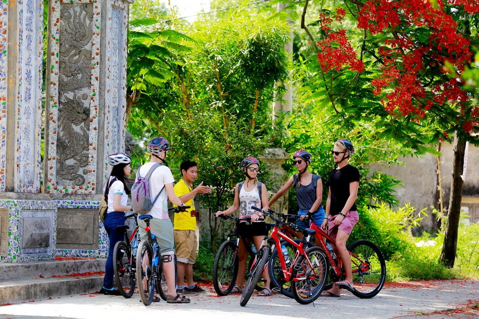 Hue Cycling Tours景点图片