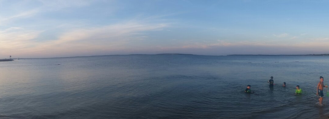 Meschutt Beach景点图片