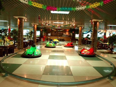 Qendra Argetuese Blur-地拉那必去景点