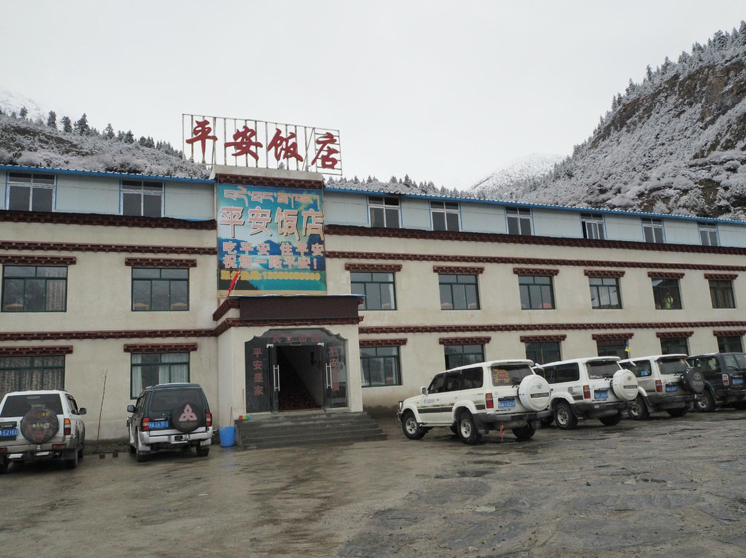 然乌湖风情园平安饭店主图