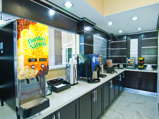 Executive Inn and Suites主图