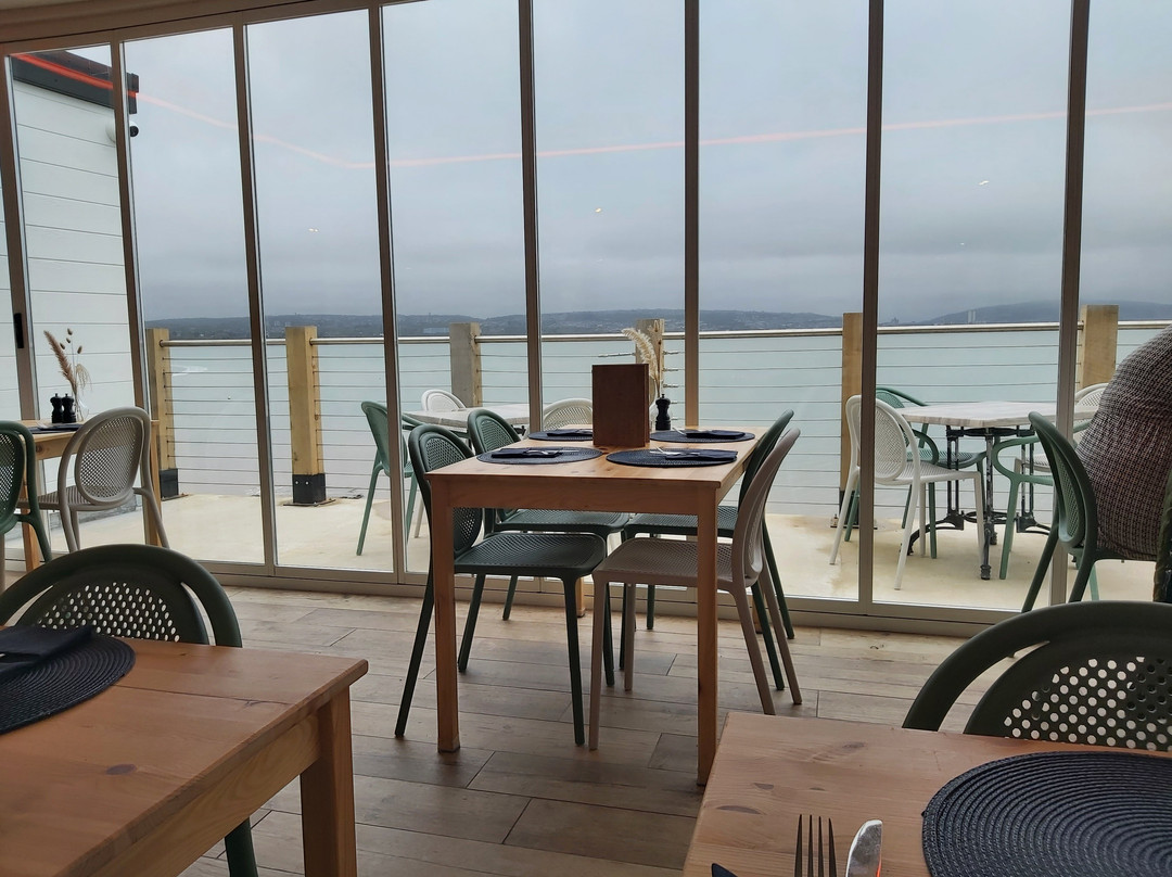 On The Rocks Bar & Restaurant主图