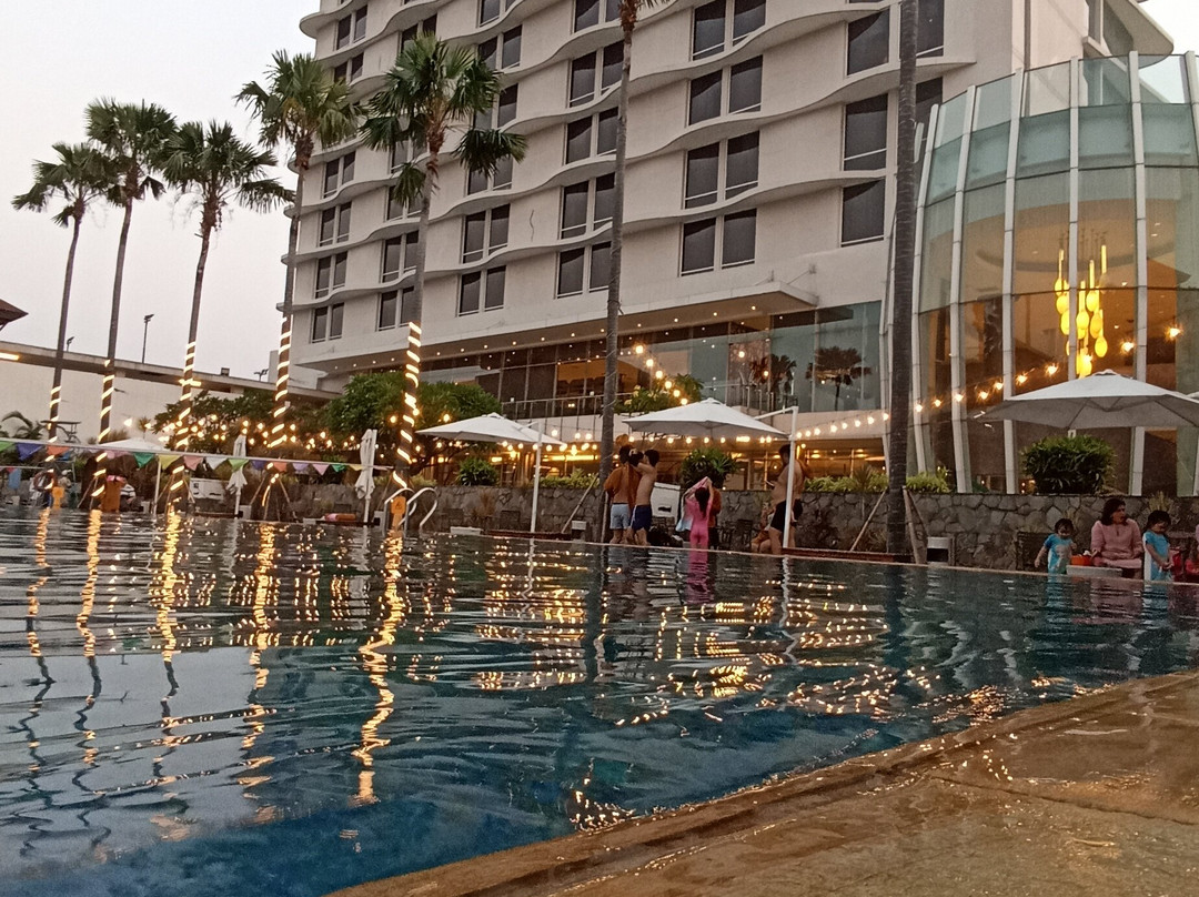 Hotel Santika Premiere Kota Harapan Indah主图