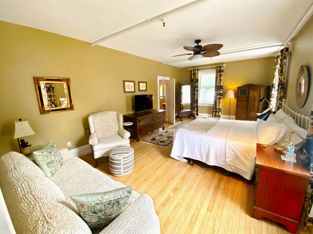 The Queen's Inn主图