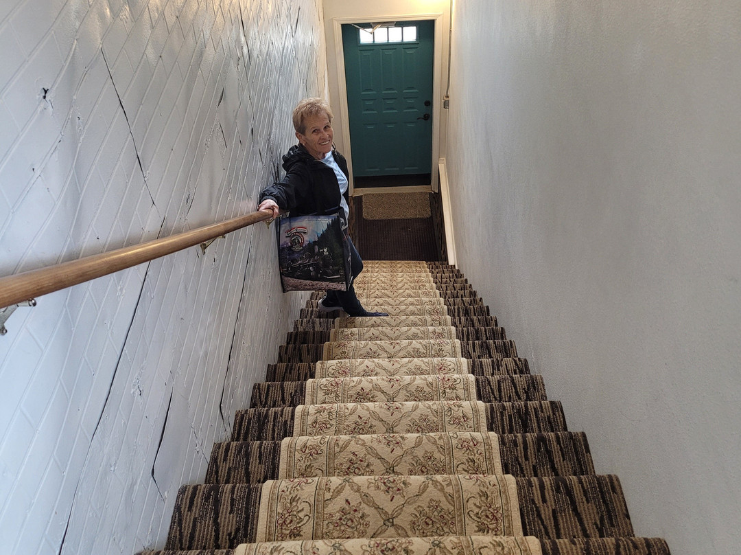 The Bent Elbow Hotel主图