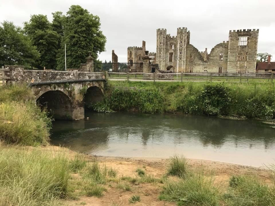 Cowdray Castle景点图片
