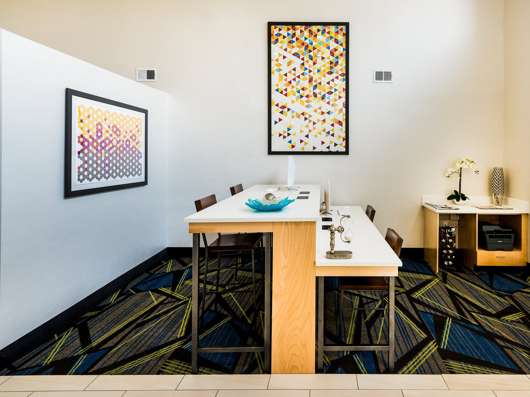 Holiday Inn Express & Suites Charlotte Arpt-belmont By IHG主图