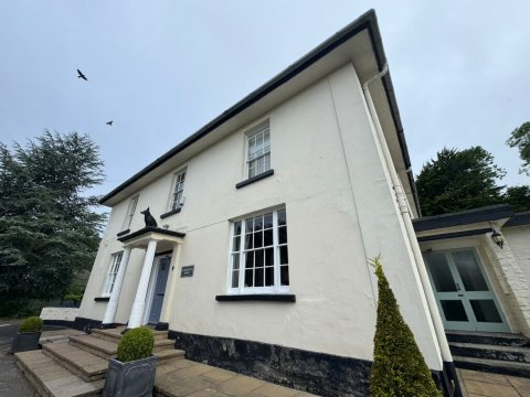 巴斯克维尔阿姆斯酒店-官方