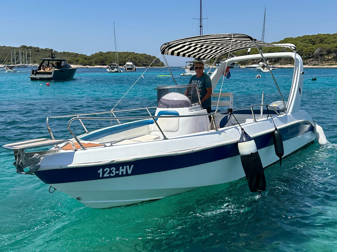 Arta Private Boat Tours Hvar – Blue & Green Caves, Red Rocks, Vis & Pakleni Islands-赫瓦尔必去景点
