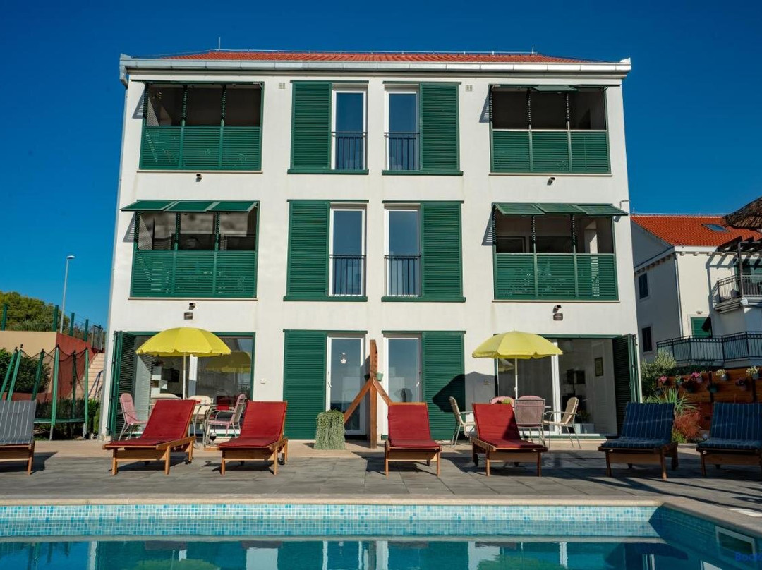 Milna Pool Residence