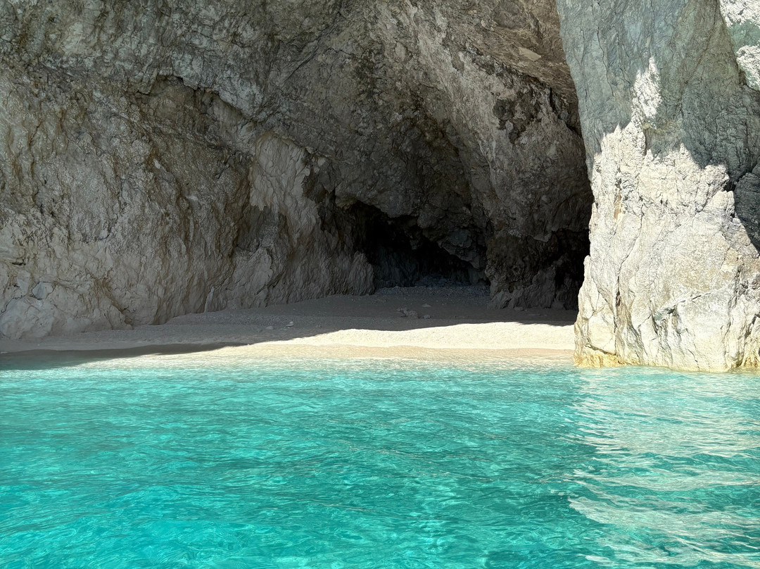 Fioro Boat Rentals-Agios Sostis必去景点