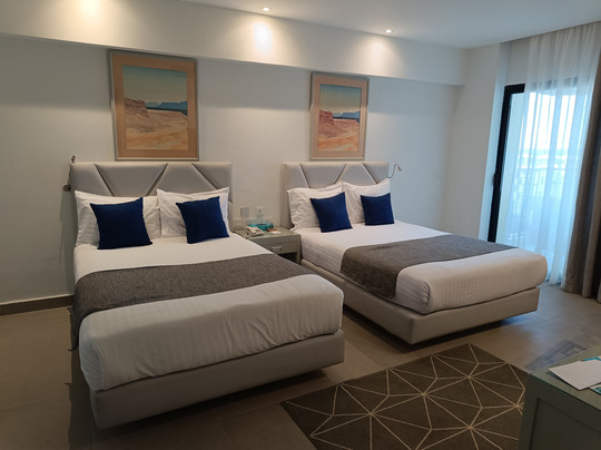 日出假日度假酒店主图