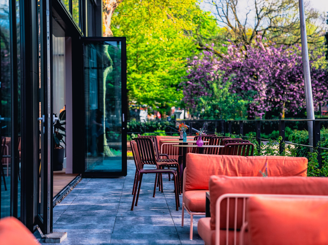 Madame Liberty, Restaurant & Bar