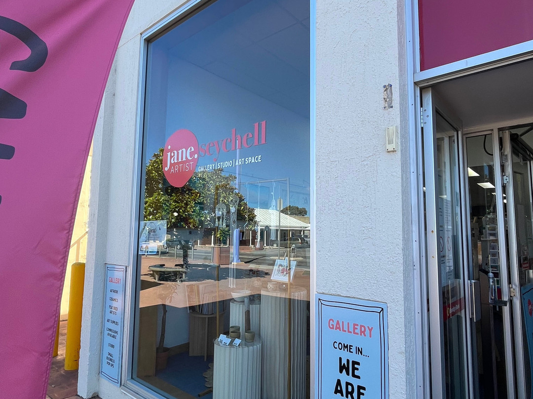 Jane Seychell Artist-圣海伦火山必去景点