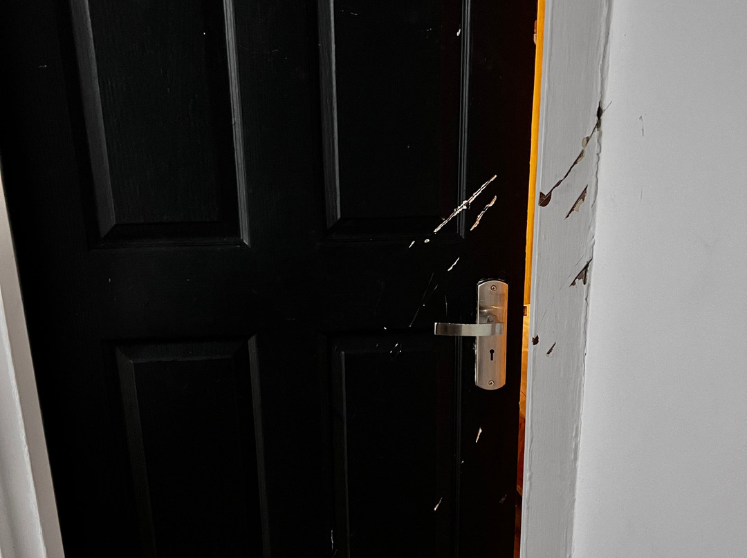 Hole in the Wall主图