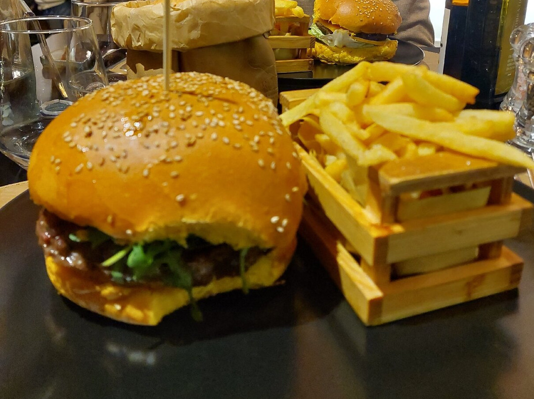 Edamus Steakhouse Pub