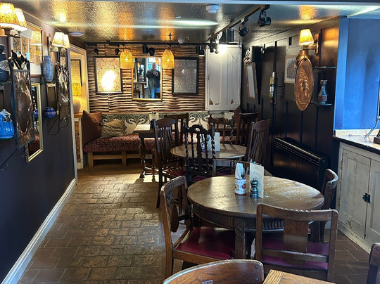 Charming Bedrooms at the Swan Inn Chiddingfold主图