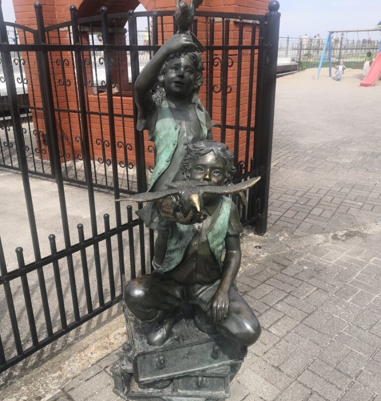 Sculptures of Children at Play-泽列诺格拉茨克必去景点