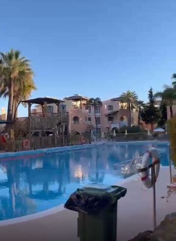 Spacious 4 Bedroom Villa, Private Pool, Free Air Conditioning and Wifi-泳池