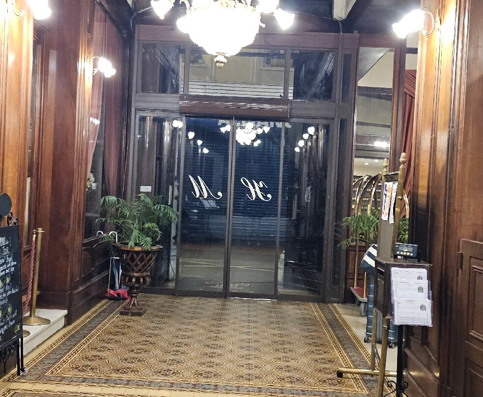 现代大酒店主图
