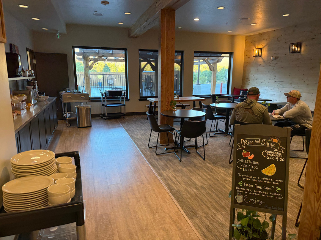 银色溪流酒店主图