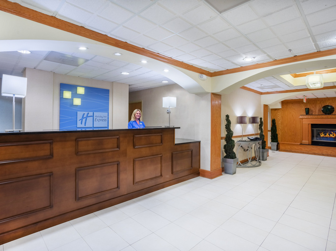 Holiday Inn Express & Suites Woodbridge by IHG主图